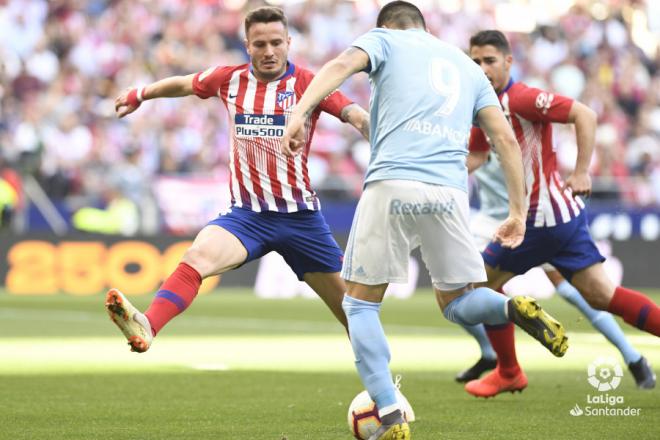 Maxi Gómez tira a puerta ante Saúl Ñíguez en el Atlético de Madrid-Celta (Foto: LaLiga).