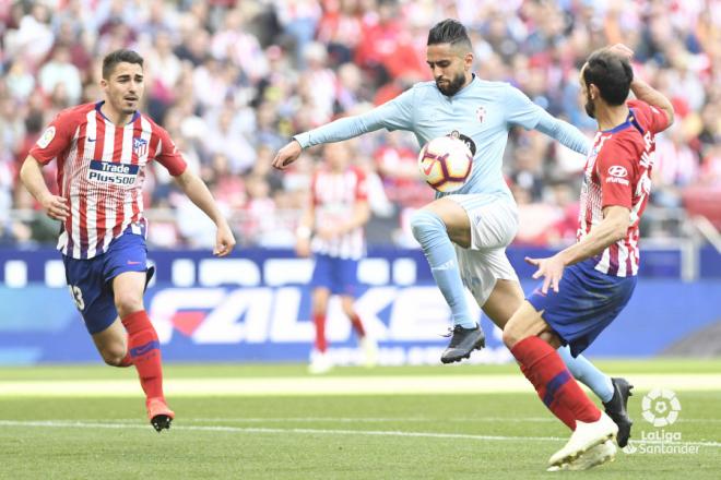 Boudebouz se lleva el balón ante Juanfran en el Atlético de Madrid-Celta (Foto: LaLiga).