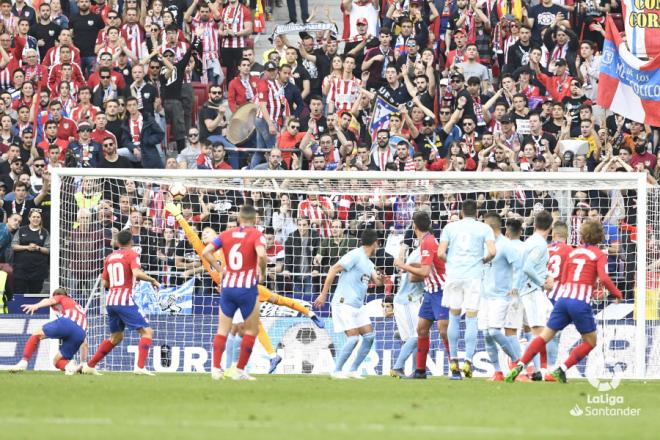 Momento del gol de falta de Griezmann al Celta (Foto: LaLiga).