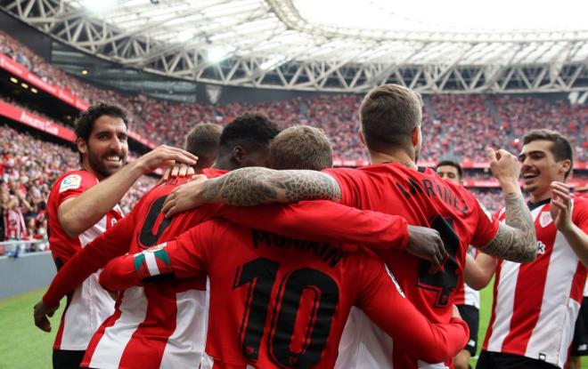 La cuadrilla del Athletic celebra un gol en San Mamés (Foto: EFE).