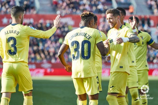 Los jugadores del Villarreal celebran el gol del triunfo en Girona, obra de Samu Chukwueze.