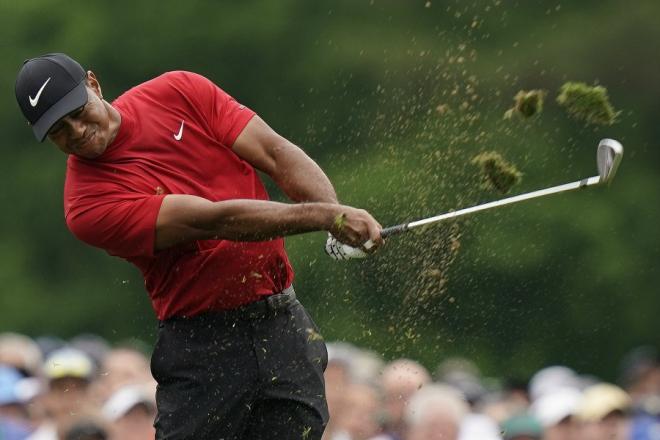 Tiger Woods da un golpe durante el Masters de Augusta.