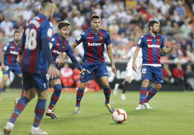 Los jugadores del Levante durante el derbi.  (Foto: David González)