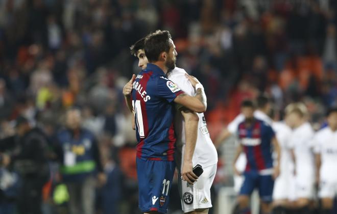 Morales y Carlos Soler se abrazan en el último derbi en Mestalla