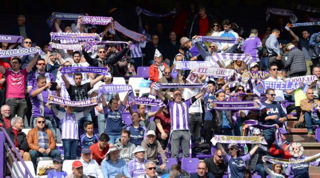 Afición del Real Valladolid en la grada del Nuevo Estadio José Zorrilla.