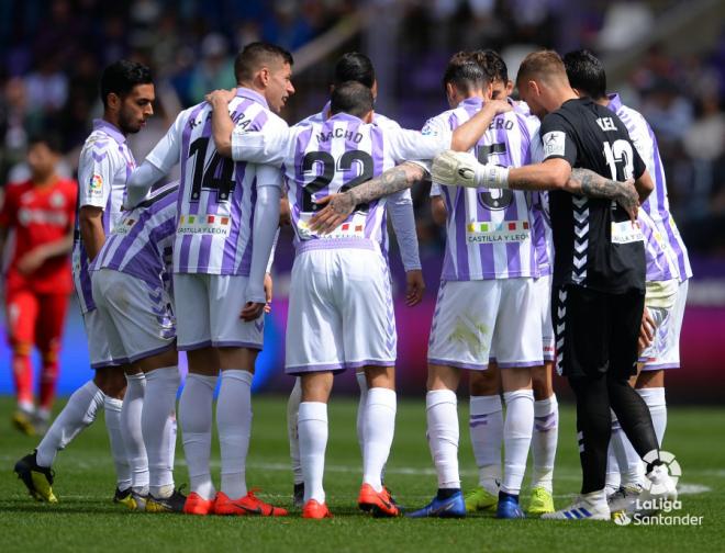 Los jugadores del Real Valladolid se conjuran ante el Getafe.