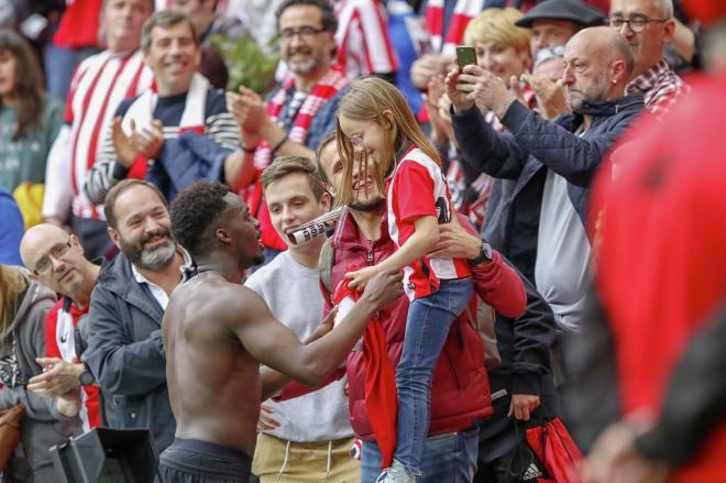Iñaki Williams festeja el triunfo del Athletic con una niña en San Mamés (Foto: Edu DF / BLACKSWAN),