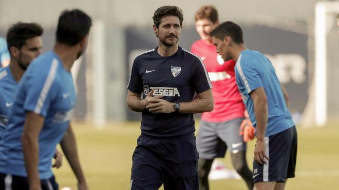 Víctor Sánchez del Amo dirige su primera sesión (Foto: Málaga CF).