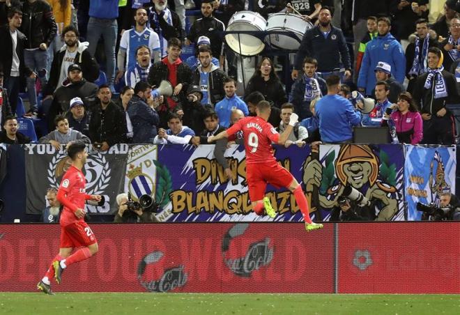 Benzema celebra su gol en Butarque.