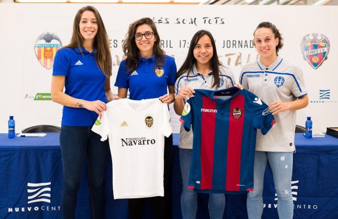 Las jugadoras de Valencia y Levante posando juntas antes del derbi femenino. (Foto: Levante UD)