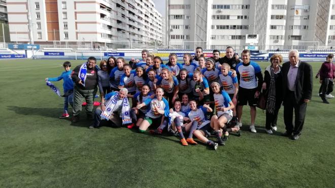 Celebración sobre el césped del campo del Europa tras alzarse con el grupo tres de la Segunda División femenina (Foto: Twitter @ZaragozaCFF)