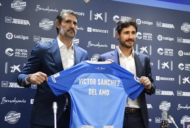 Caminero y Víctor Sánchez del Amo posan juntos con la camiseta del Málaga.