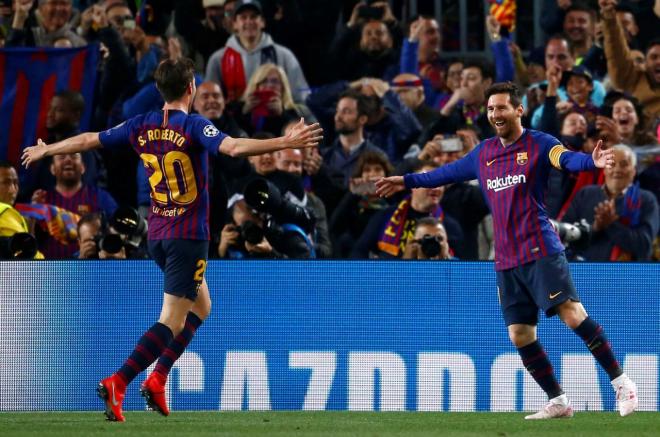 Messi celebra uno de sus goles con Sergi Roberto.