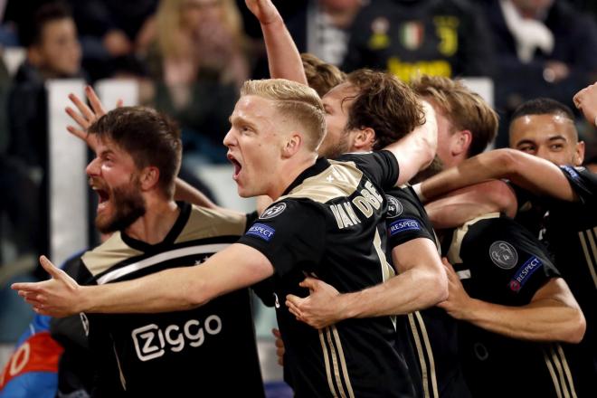 Los jugadores del Ajax celebran el gol de De Ligt a la Juventus.