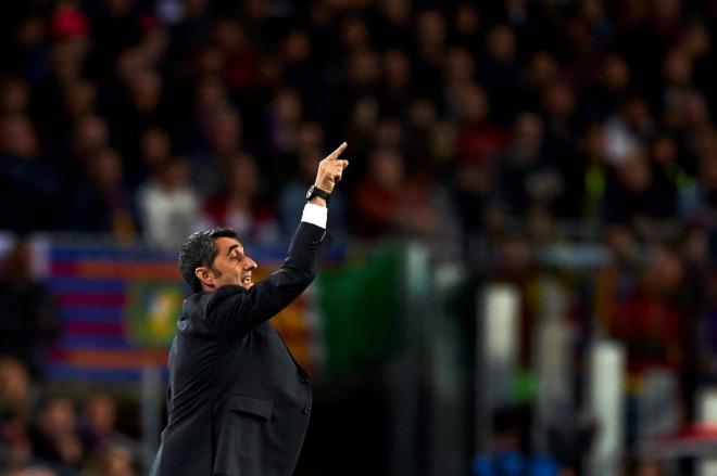 Ernesto Valverde da órdenes desde la banda del Camp Nou.
