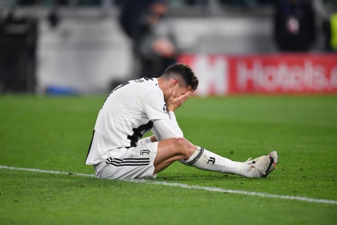Cristiano Ronaldo se lamenta tras su eliminación en Champions League.