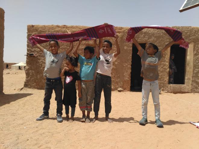 Los pequeños del Sahara, con las bufandas del Eibar (Foto: SDE).