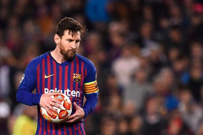 Messi sostiene el balón de la Champions (Foto: UEFA).