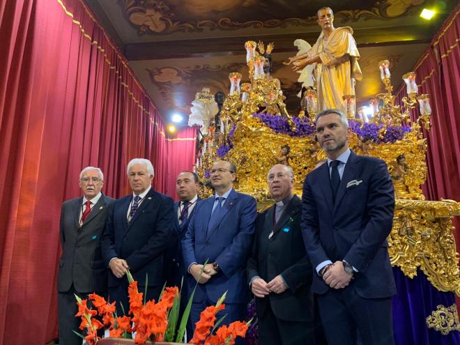 Ofrenda floral del Sevilla en San Benito en 2019. (Foto: Kiko Hurtado).