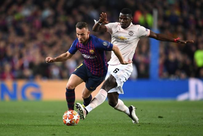 Pogba trata de arrebatar un balón a Arthur en el Barcelona-Manchester United (Foto: UEFA).