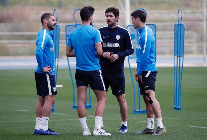 Víctor y los capitanes del Málaga, dialogando en un entrenamiento.