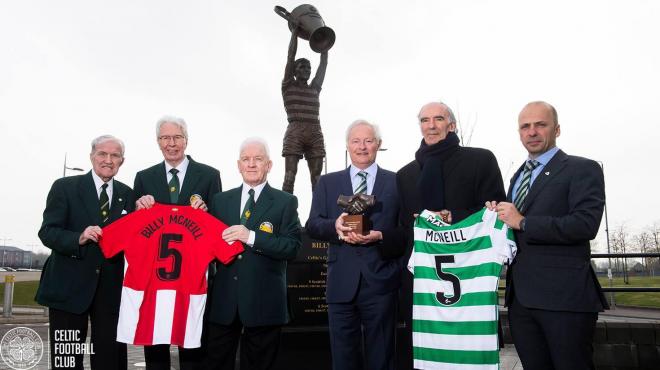 José Angel Iribar homenajea en Glasgow al gran capitán del Celtic, Billy McNeill.