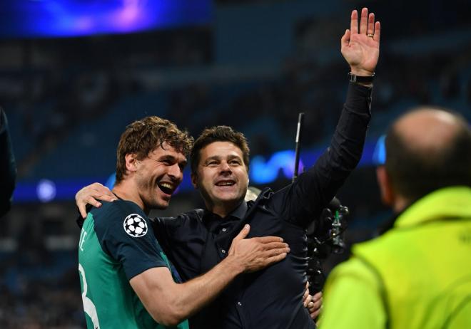 Fernando Llorente y Mauricio Pochettino celebran el pase del Tottenham a semifinales de Champions League.