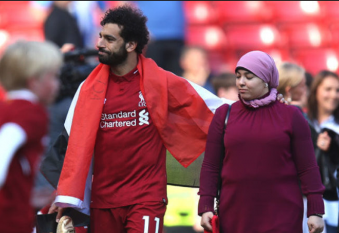 El delantero del Liverpool Mo Salah junto a su esposa Magin.