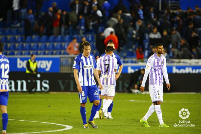 Joaquín Fernández, a la derecha, tras el final del partido en Vitoria (Foto: LaLiga).
