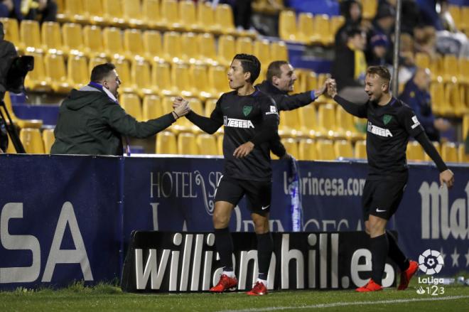 Renato y Ontiveros celebran un gol con los aficionados (Fotos: LaLiga)