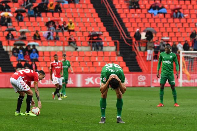 Álex Alegría se lamenta tras fallar una ocasión (Foto: Laia Solanellas).