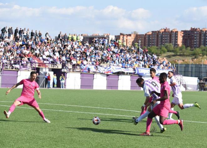 'Casi' lanza a portería ante la Ponferradina en los Anexos (Foto: Real Valladolid).