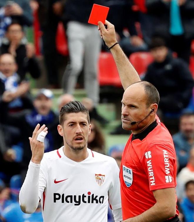 Mateu Lahoz mira uno de los dos penaltis en contra del Sevilla.