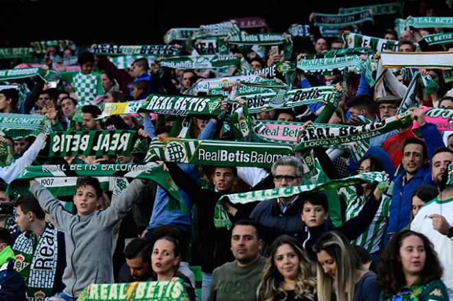 La afición del Betis, en el Benito VIllamarín (Foto: Kiko Hurtado).