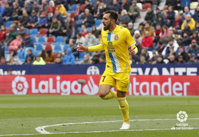 Borja Iglesias celebra su gol en el Ciutat de València (Foto: LaLiga).