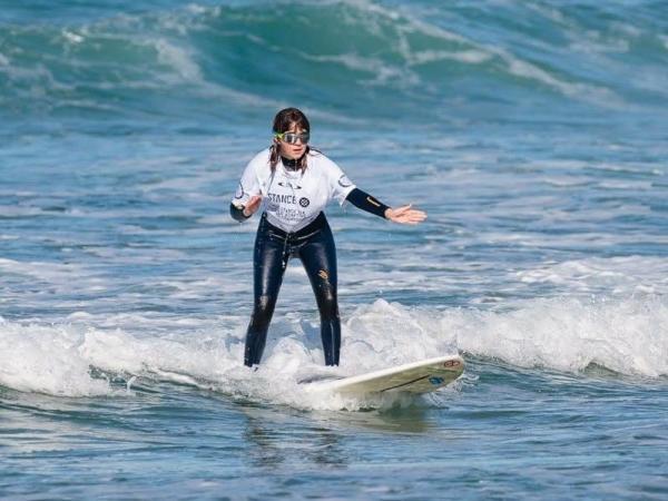 Carmen López, haciendo surf (Foto: Europa Press).