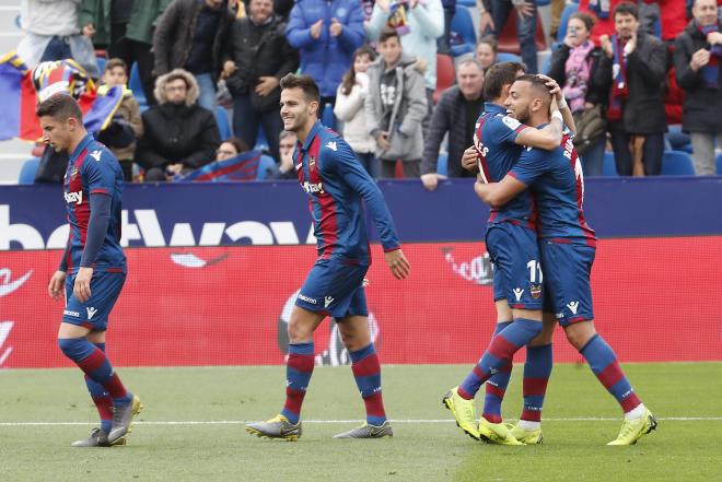 Vezo celebra su primer gol con el Levante con Morales. (Foto: David González)