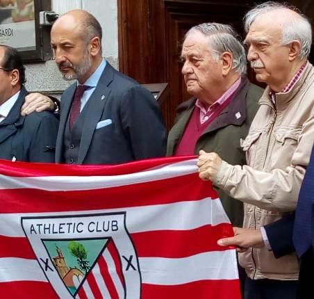 Elizegi junto a representantes de la Euskal Etxea de Madrid en el aurresku de honor (Foto: Alejandra Herranz).