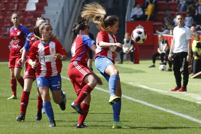 Una acción del encuentro entre el Gijón y Sporting Femenino (Foto: Luis Manso).