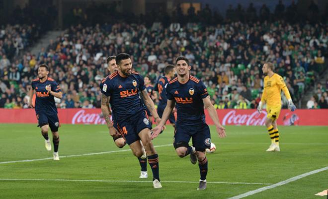 Guedes celebra uno de sus goles al Betis junto a Garay (Foto: Kiko Hurtado).