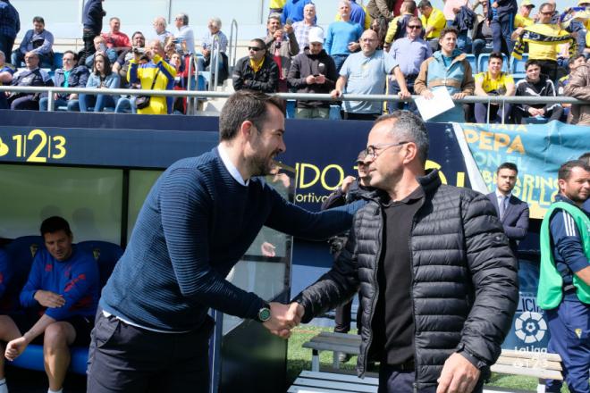 López Garai y Cervera se saludan antes del partido (Foto: LaLiga).