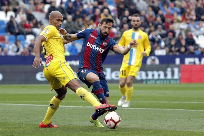 Naldo disputa un balón con Morales en el Ciutat de Valencia.