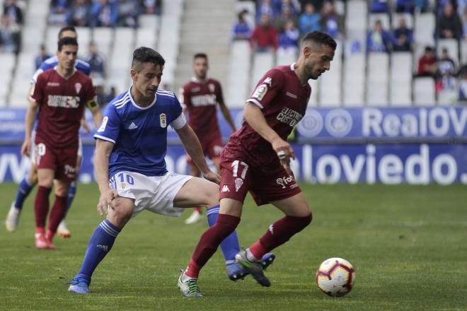 Saúl Berjón pugna por una pelota en el Real Oviedo-Córdoba (Foto: Luis Manso).