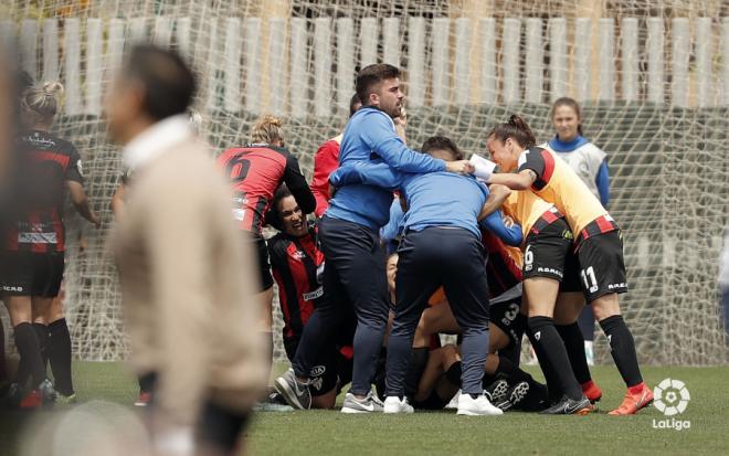 Jugadoras del Sporting se abrazan tras el empate. (LaLiga)