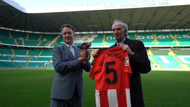 Iribar viajó a Glasgow para hacer entrega del 'One Club Man' a la familia de Billy McNeill (Foto: Athletic Club).