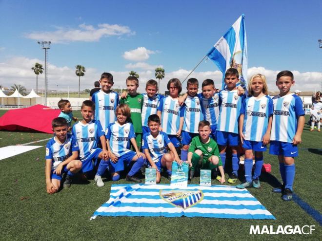 El prebenjamín celebra el título (Foto: Málaga CF).
