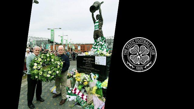 La estatua de McNeill levantando la Copa de Europa, erigida fuera de Celtic Park, se ha llenado de flores (Foto: Celtic FC).