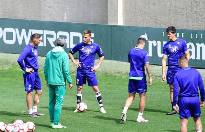 Los futbolistas del Betis en un entrenamiento (Foto: Kiko Hurtado).