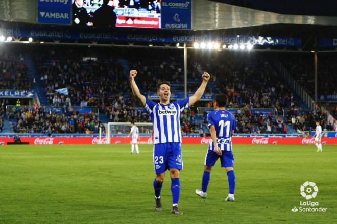 Jony celebra su gol al Valladolid con el Alavés (Foto: LaLiga).