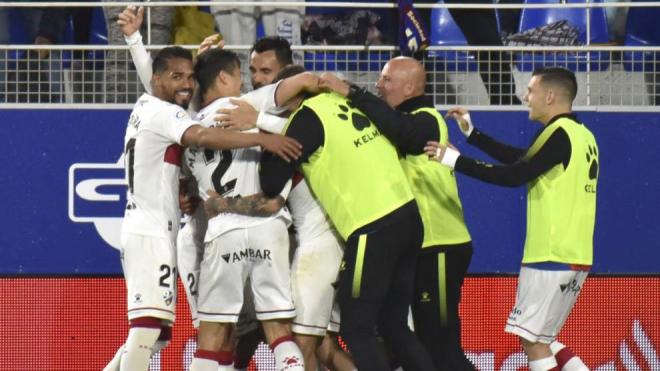 Los jugadores del Huesca celebran la victoria ante el Éibar (2-0), con los goles de Enric Gallego y Chimy Ávila.